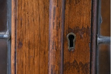 アメリカヴィンテージ　アメリカ高級家具　CENTURY FURNITURE(センチュリー・ファニチャー)　オーク材　エレガントな佇まいが魅力のブックケース　(R-084850)