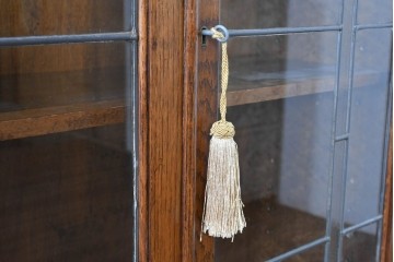 アメリカヴィンテージ　アメリカ高級家具　CENTURY FURNITURE(センチュリー・ファニチャー)　オーク材　エレガントな佇まいが魅力のブックケース　(R-084850)