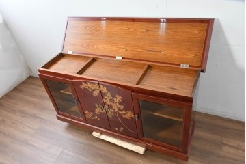 中古　最高級　工芸家具　総欅(ケヤキ)材　総漆塗り　金蒔絵入り　紅葉の図　優雅な蒔絵が空間に華を添える天板上開きサイドボード　定価推定150万円以上　(R-084853)