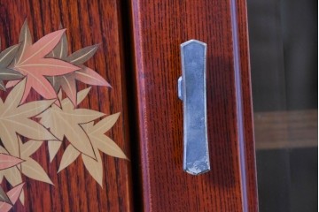 中古　最高級　工芸家具　総欅(ケヤキ)材　総漆塗り　金蒔絵入り　紅葉の図　優雅な蒔絵が空間に華を添える天板上開きサイドボード　定価推定150万円以上　(R-084853)