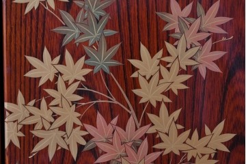 中古　最高級　工芸家具　総欅(ケヤキ)材　総漆塗り　金蒔絵入り　紅葉の図　優雅な蒔絵が空間に華を添える天板上開きサイドボード　定価推定150万円以上　(R-084853)
