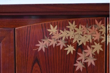 中古　最高級　工芸家具　総欅(ケヤキ)材　総漆塗り　金蒔絵入り　紅葉の図　優雅な蒔絵が空間に華を添える天板上開きサイドボード　定価推定150万円以上　(R-084853)