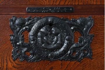 中古　岩谷堂箪笥　和の風格を感じる二段重ね衣装箪笥　(R-084857)