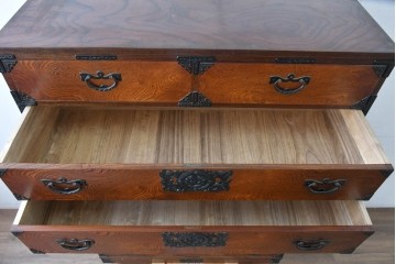 中古　岩谷堂箪笥　和の風格を感じる二段重ね衣装箪笥　(R-084857)