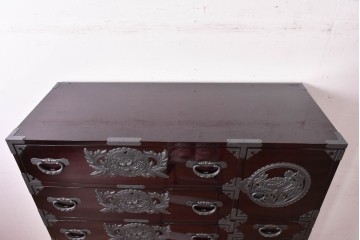 中古　美品　欅産業　表面欅(ケヤキ)材　内部桐材　木地呂塗り　漆塗りの光沢が美しい二段重ね仙台箪笥　定価約125万円相当　(R-084860)