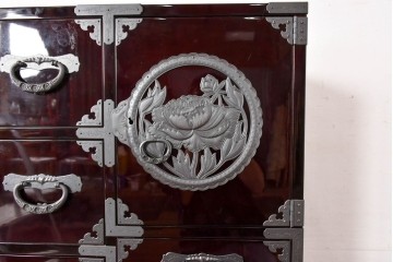 中古　美品　欅産業　表面欅(ケヤキ)材　内部桐材　木地呂塗り　漆塗りの光沢が美しい二段重ね仙台箪笥　定価約125万円相当　(R-084860)