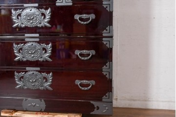 中古　美品　欅産業　表面欅(ケヤキ)材　内部桐材　木地呂塗り　漆塗りの光沢が美しい二段重ね仙台箪笥　定価約125万円相当　(R-084860)