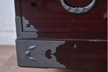 中古　美品　欅産業　表面欅(ケヤキ)材　内部桐材　木地呂塗り　漆塗りの光沢が美しい二段重ね仙台箪笥　定価約125万円相当　(R-084860)