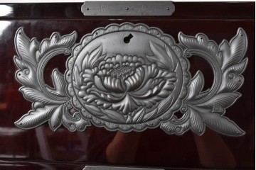 中古　美品　欅産業　表面欅(ケヤキ)材　内部桐材　木地呂塗り　漆塗りの光沢が美しい二段重ね仙台箪笥　定価約125万円相当　(R-084860)