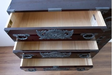 中古　美品　欅産業　表面欅(ケヤキ)材　内部桐材　木地呂塗り　漆塗りの光沢が美しい二段重ね仙台箪笥　定価約125万円相当　(R-084860)