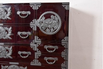中古　美品　欅産業　表面欅(ケヤキ)材　内部桐材　木地呂塗り　漆塗りの光沢が美しい二段重ね仙台箪笥　定価約125万円相当　(R-084860)