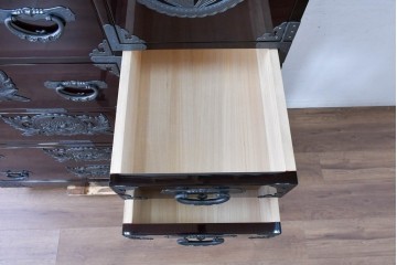 中古　美品　欅産業　表面欅(ケヤキ)材　内部桐材　木地呂塗り　漆塗りの光沢が美しい二段重ね仙台箪笥　定価約125万円相当　(R-084860)