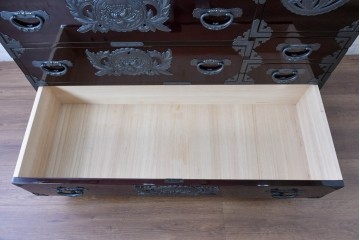 中古　美品　欅産業　表面欅(ケヤキ)材　内部桐材　木地呂塗り　漆塗りの光沢が美しい仙台箪笥サイドチェスト　(R-084861)