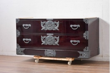 《天板取り付け加工費込み》中古　美品　欅産業　表面欅(ケヤキ)材　内部桐材　木地呂塗り　漆塗りの光沢が美しい仙台箪笥ローチェスト・テレビ台　(R-084862)