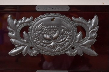 《天板取り付け加工費込み》中古　美品　欅産業　表面欅(ケヤキ)材　内部桐材　木地呂塗り　漆塗りの光沢が美しい仙台箪笥ローチェスト・テレビ台　(R-084862)