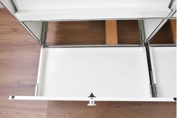 中古　美品　スイス　USMハラー(USM Haller)　ホームオフィスにもおすすめなスッキリとしたデザインの収納付きマガジンラック　定価約52万7千円相当　(R-084866)