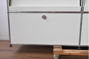 中古　美品　スイス　USMハラー(USM Haller)　ホームオフィスにもおすすめなスッキリとしたデザインの収納付きマガジンラック　定価約52万7千円相当　(R-084866)