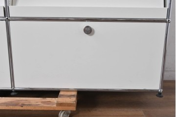 中古　美品　スイス　USMハラー(USM Haller)　ホームオフィスにもおすすめなスッキリとしたデザインの収納付きマガジンラック　定価約52万7千円相当　(R-084866)