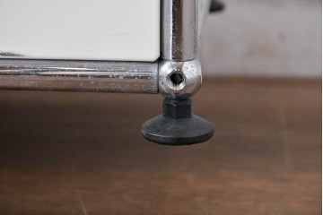 中古　美品　スイス　USMハラー(USM Haller)　ホームオフィスにもおすすめなスッキリとしたデザインの収納付きマガジンラック　定価約52万7千円相当　(R-084866)