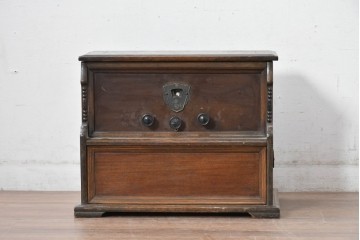 ジャンク品　アンティーク雑貨　オリバー(OLIVER)社　インジケーターや木部のクラシカルな装飾が魅力的な真空管ラジオ　(R-084868)