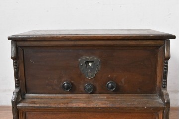 ジャンク品　アンティーク雑貨　オリバー(OLIVER)社　インジケーターや木部のクラシカルな装飾が魅力的な真空管ラジオ　(R-084868)