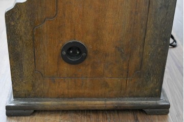 ジャンク品　アンティーク雑貨　オリバー(OLIVER)社　インジケーターや木部のクラシカルな装飾が魅力的な真空管ラジオ　(R-084868)