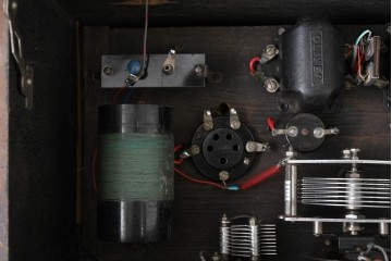 ジャンク品　アンティーク雑貨　オリバー(OLIVER)社　インジケーターや木部のクラシカルな装飾が魅力的な真空管ラジオ　(R-084868)