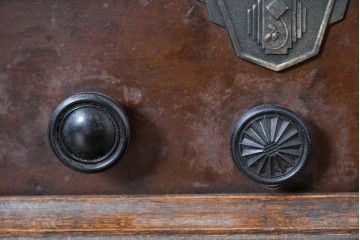 ジャンク品　アンティーク雑貨　オリバー(OLIVER)社　インジケーターや木部のクラシカルな装飾が魅力的な真空管ラジオ　(R-084868)