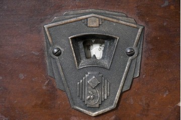 ジャンク品　アンティーク雑貨　オリバー(OLIVER)社　インジケーターや木部のクラシカルな装飾が魅力的な真空管ラジオ　(R-084868)