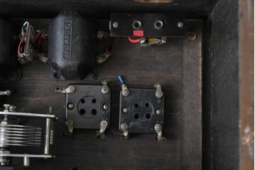 ジャンク品　アンティーク雑貨　オリバー(OLIVER)社　インジケーターや木部のクラシカルな装飾が魅力的な真空管ラジオ　(R-084868)