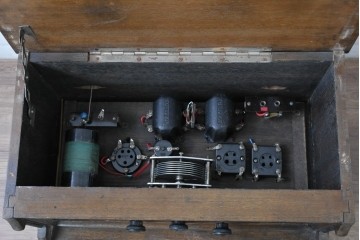 ジャンク品　アンティーク雑貨　オリバー(OLIVER)社　インジケーターや木部のクラシカルな装飾が魅力的な真空管ラジオ　(R-084868)