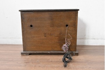 ジャンク品　アンティーク雑貨　オリバー(OLIVER)社　インジケーターや木部のクラシカルな装飾が魅力的な真空管ラジオ　(R-084868)