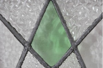 イギリスアンティーク　おしゃれなステンドグラス入り!お部屋のアクセントになるフィックス窓　(R-084870)