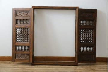 アンティーク建具　建築的な造形美と装飾性を併せ持つアラビア建築様式で作られたマシュラビーヤの窓と枠のセット　(R-084873)