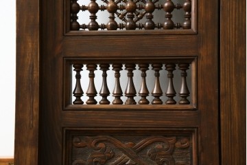 アンティーク建具　建築的な造形美と装飾性を併せ持つアラビア建築様式で作られたマシュラビーヤの窓と枠のセット　(R-084873)