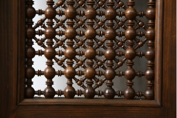 アンティーク建具　建築的な造形美と装飾性を併せ持つアラビア建築様式で作られたマシュラビーヤの窓と枠のセット　(R-084873)