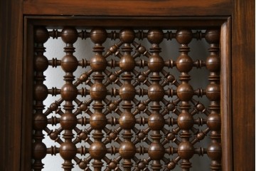 アンティーク建具　建築的な造形美と装飾性を併せ持つアラビア建築様式で作られたマシュラビーヤの窓と枠のセット　(R-084873)