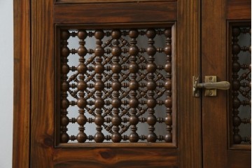 アンティーク建具　建築的な造形美と装飾性を併せ持つアラビア建築様式で作られたマシュラビーヤの窓と枠のセット　(R-084873)