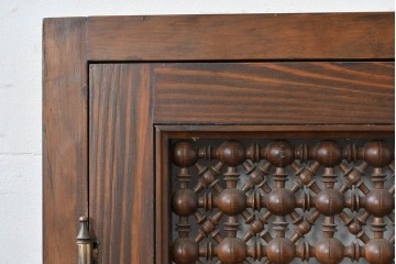 アンティーク建具　実用性と美的デザインが両立!アラビア建築様式で作られたマシュラビーヤの窓と枠のセット　(R-084874)