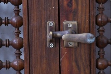 アンティーク建具　実用性と美的デザインが両立!アラビア建築様式で作られたマシュラビーヤの窓と枠のセット　(R-084874)