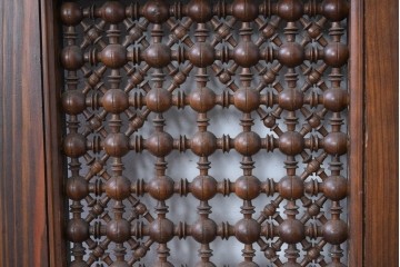 アンティーク建具　実用性と美的デザインが両立!アラビア建築様式で作られたマシュラビーヤの窓と枠のセット　(R-084874)