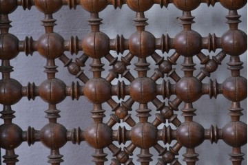 アンティーク建具　実用性と美的デザインが両立!アラビア建築様式で作られたマシュラビーヤの窓と枠のセット　(R-084874)