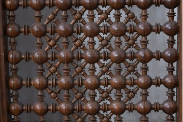 アンティーク建具　実用性と美的デザインが両立!アラビア建築様式で作られたマシュラビーヤの窓と枠のセット　(R-084874)