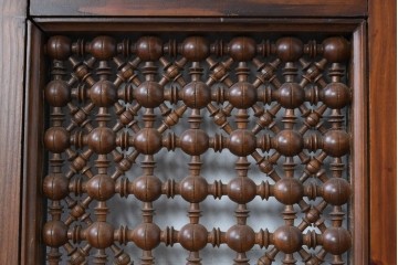 アンティーク建具　実用性と美的デザインが両立!アラビア建築様式で作られたマシュラビーヤの窓と枠のセット　(R-084875)