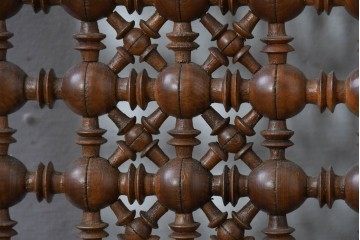 アンティーク建具　実用性と美的デザインが両立!アラビア建築様式で作られたマシュラビーヤの窓と枠のセット　(R-084875)