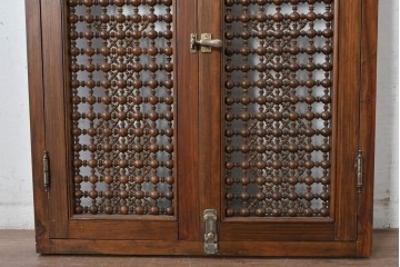 アンティーク建具　実用性と美的デザインが両立!アラビア建築様式で作られたマシュラビーヤの窓と枠のセット　(R-084875)
