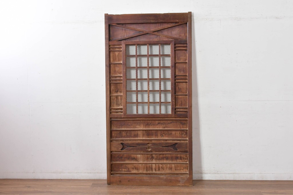 アンティーク建具　明治～大正　金網入り格子窓と装飾板の組み合わせが珍しい蔵戸1枚　(R-084878)