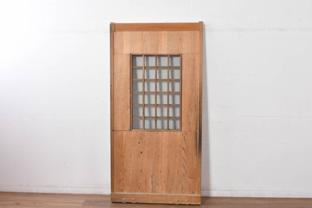 アンティーク建具　明治～大正　金網入り格子窓と装飾板の組み合わせが珍しい蔵戸1枚　(R-084878)