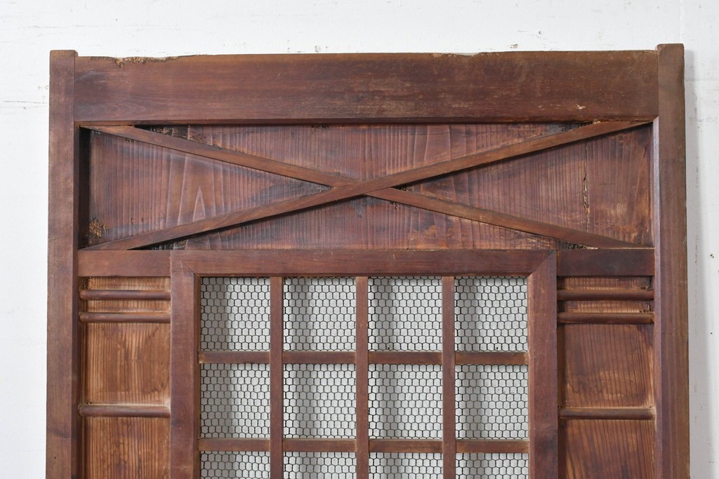 アンティーク建具　明治～大正　金網入り格子窓と装飾板の組み合わせが珍しい蔵戸1枚　(R-084878)