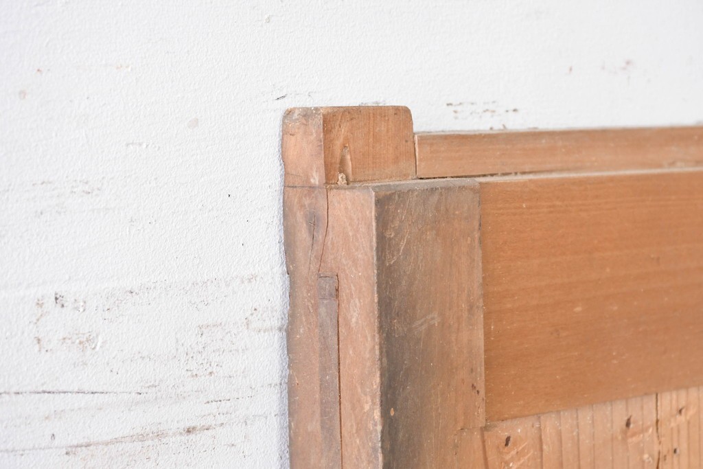 アンティーク建具　明治～大正　金網入り格子窓と装飾板の組み合わせが珍しい蔵戸1枚　(R-084878)